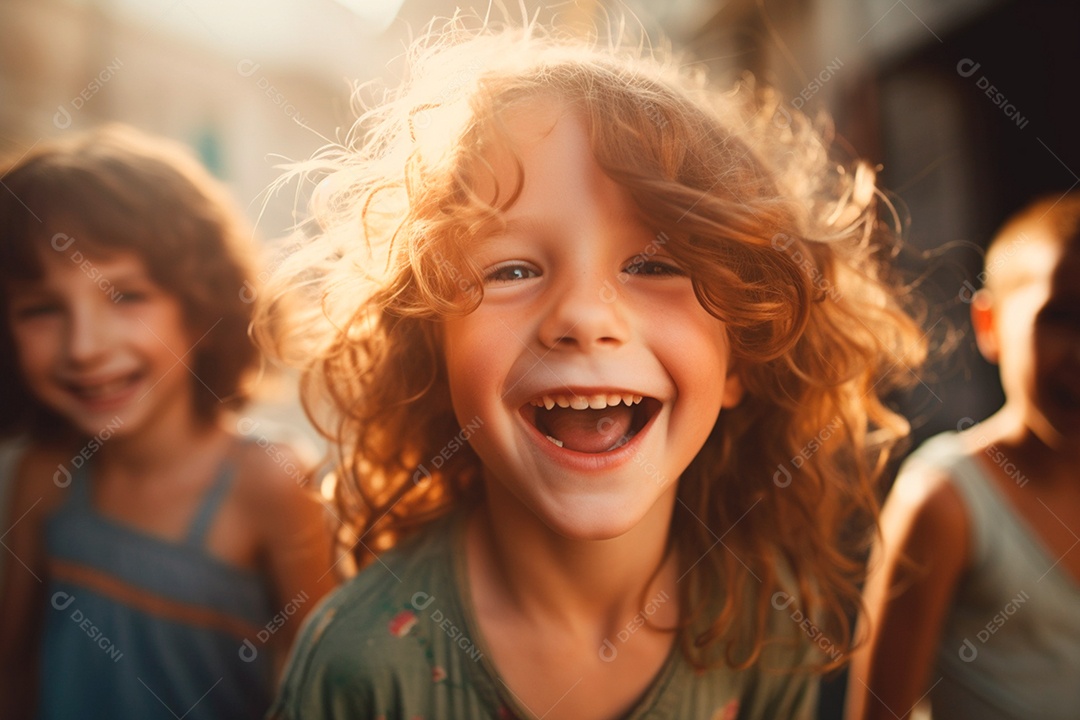 Linda criança sorrindo com imensa alegria