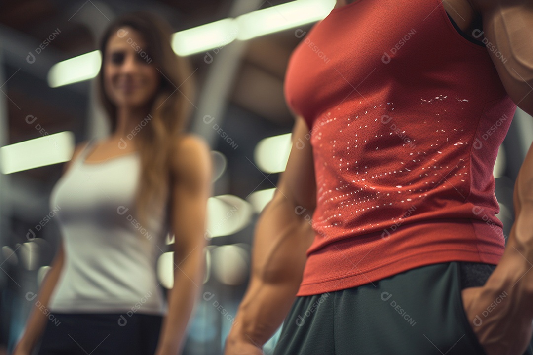 Uma dupla na academia com roupas adequadas para uma rotina de exercícios confortável