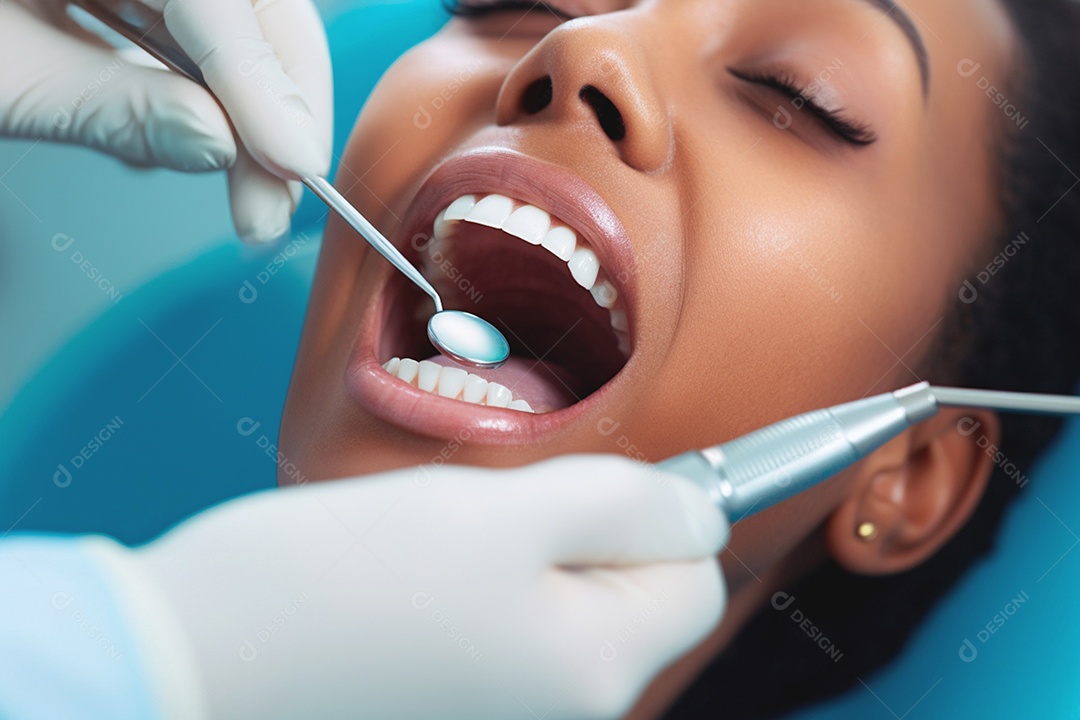 Mulher bonita no consultório odontológico fazendo limpeza dentária