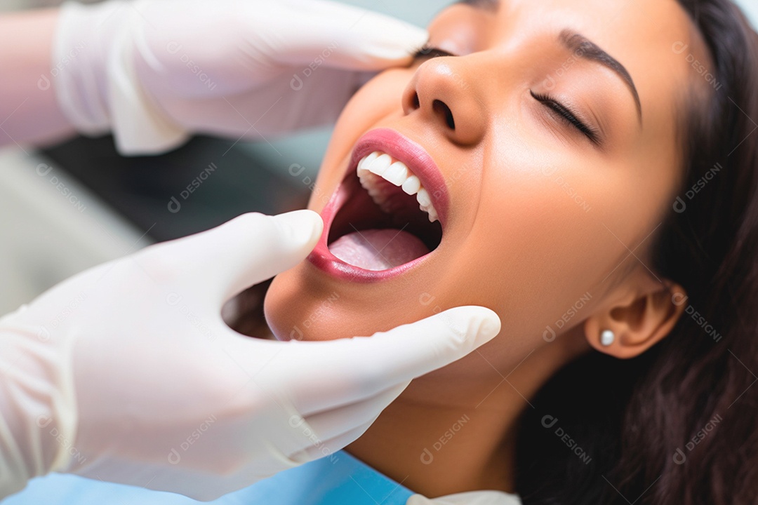 Detalhes de dentes bem conservados sendo tratados pelo dentista