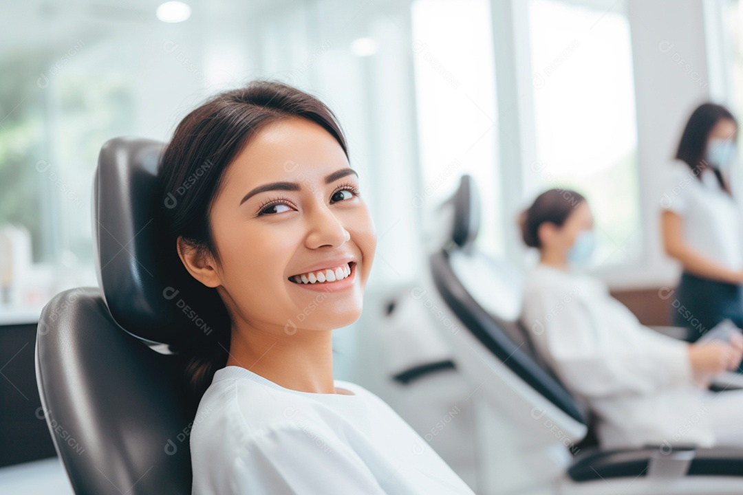 Jovem com um sorriso bem preparado no consultório odontológico
