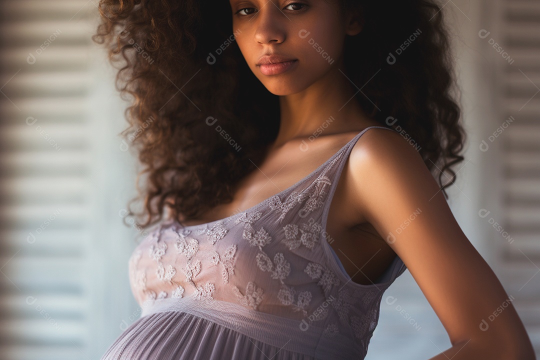 Mãe linda grávida encantada pela magia do seu momento de gravidez