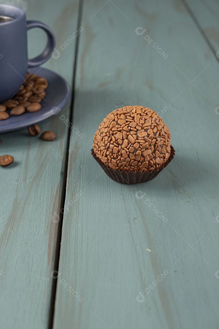 Brigadeiro de chocolate e xícara de café