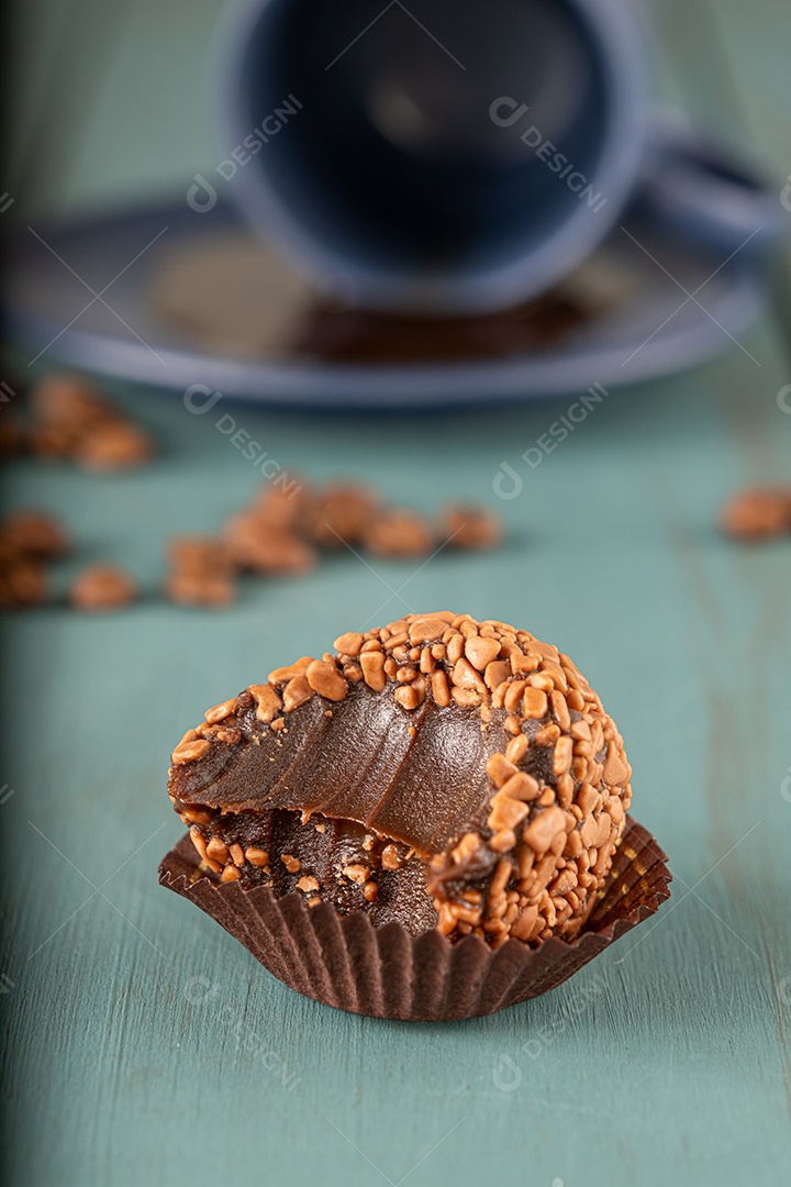 Brigadeiro delicioso com xícara de café ao fundo