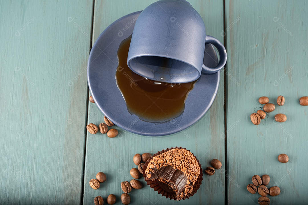 Cafezinho da tarde com brigadeiro e grãos de café