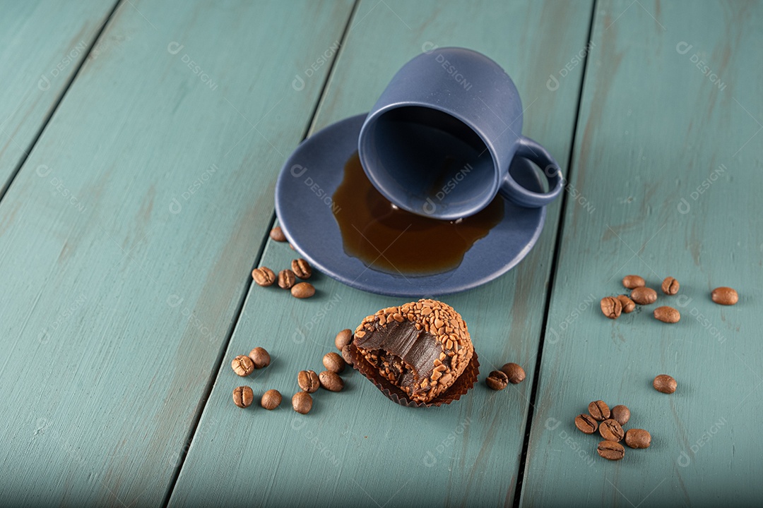 Cafezinho da tarde com brigadeiro e grãos de café