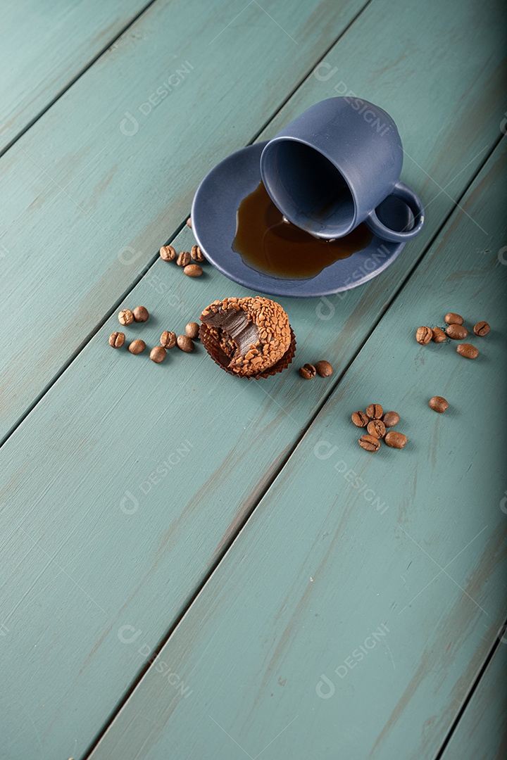 Cafezinho da tarde com brigadeiro e grãos de café