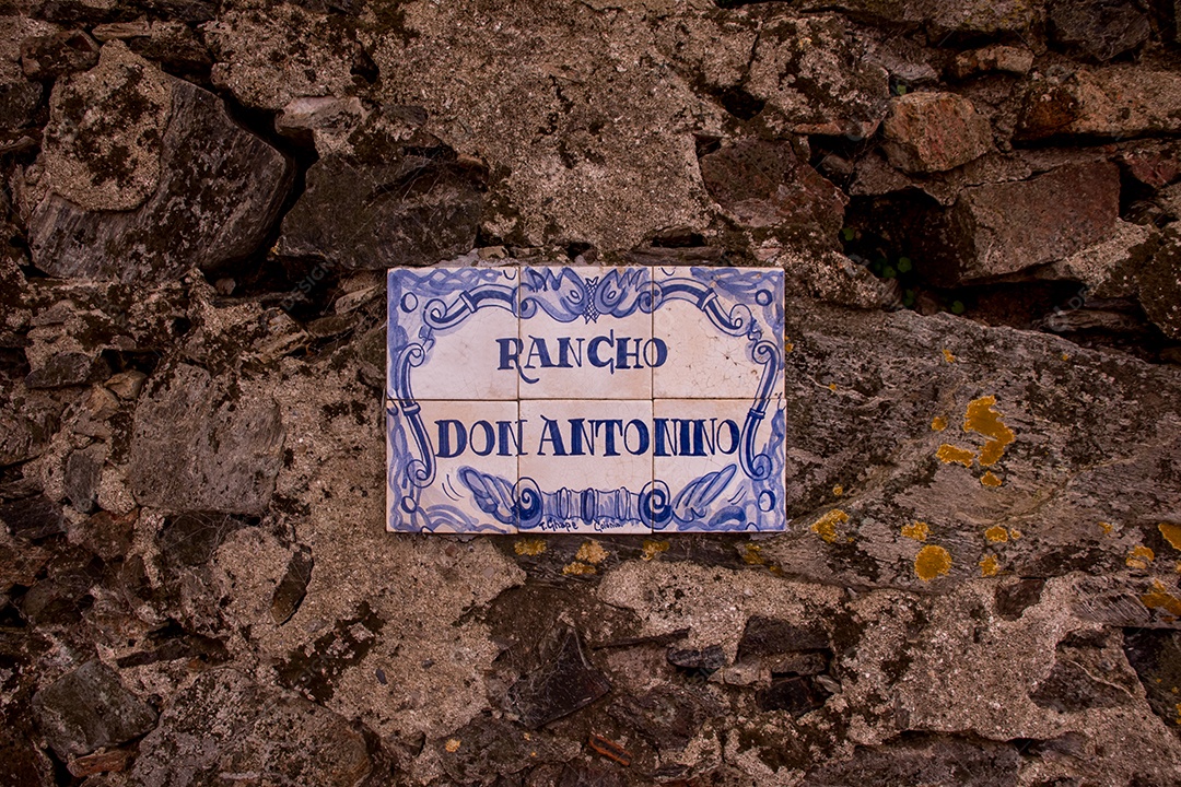 Placas de rua em Colonia del Sacramento no Uruguai