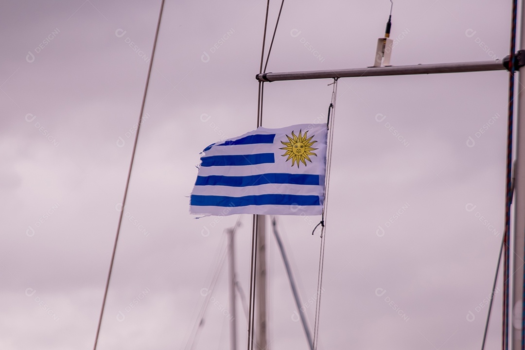 Bandeira do Uruguai com céu nublado