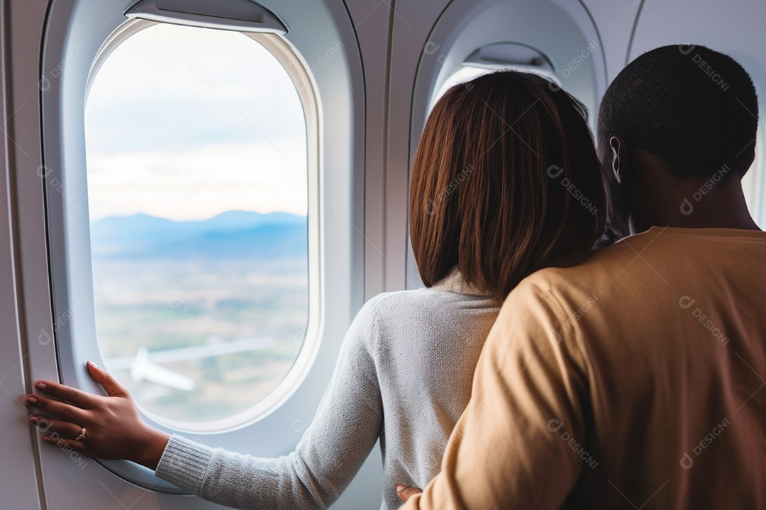 Casal abraçados olhando vista do seu jatinho