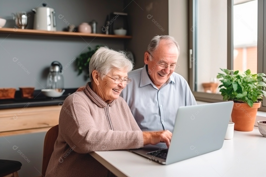 Casal de idosos felizes sentados e vendo algo no computador