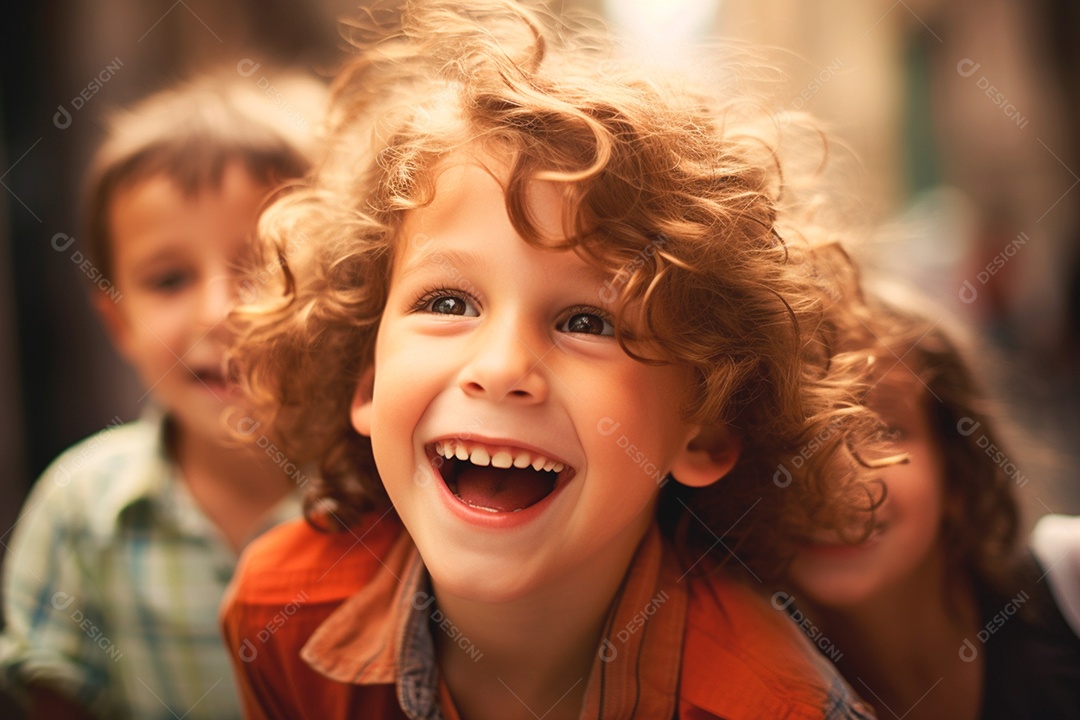 Crianças brincando felizes