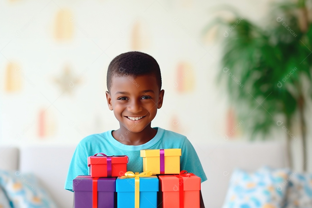 Menino feliz com muitos presentes