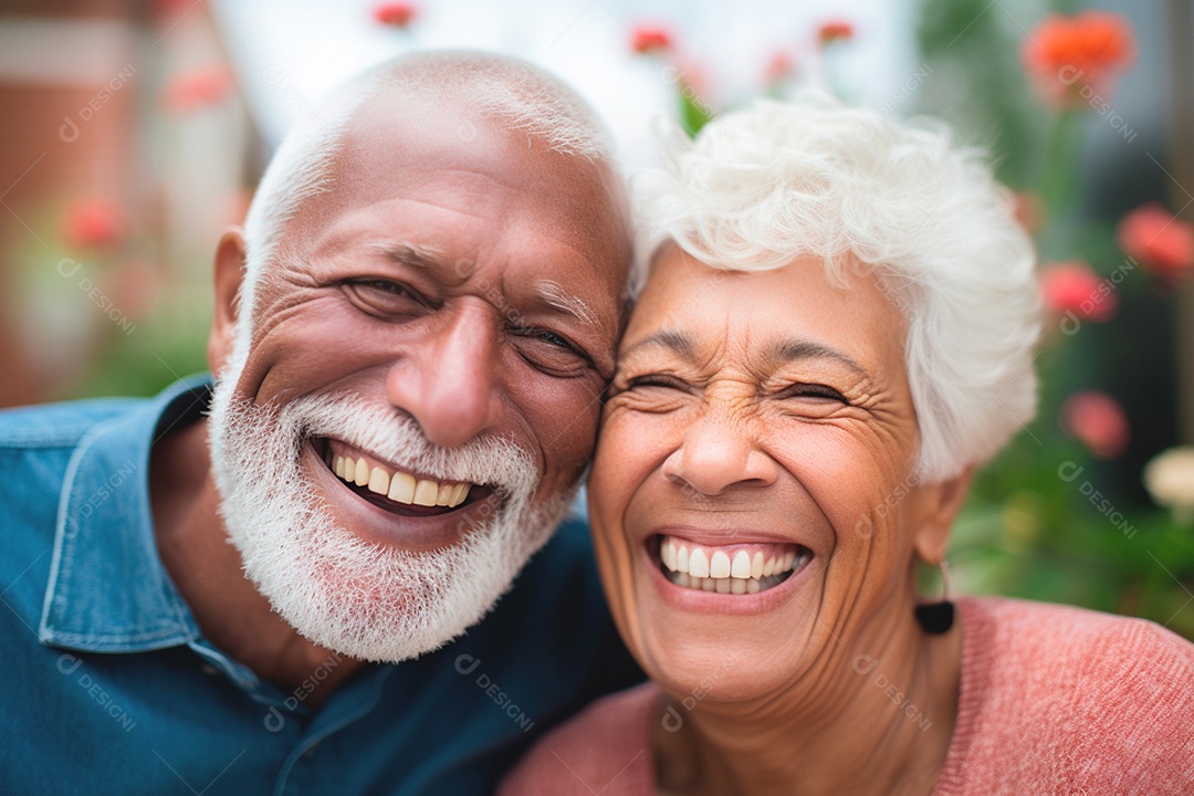 Casal de idosos felizes abraçados