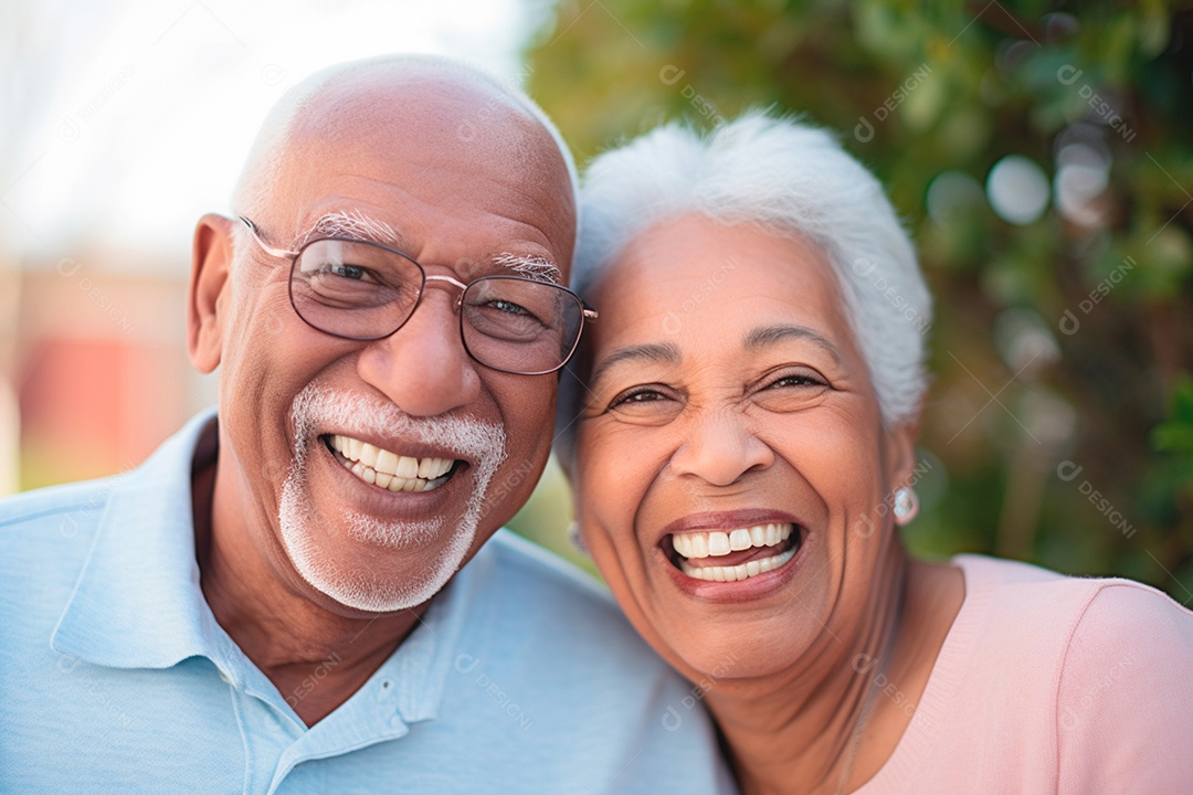 Casal lindo de idosos felizes e apaixonados