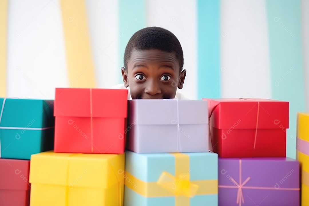 Criança alegre segurando presente, olhos brilhando de alegria