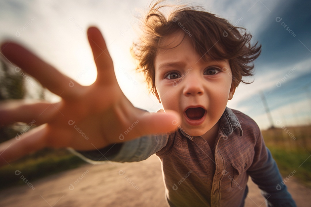 Criança trêmula fugindo do pai furioso