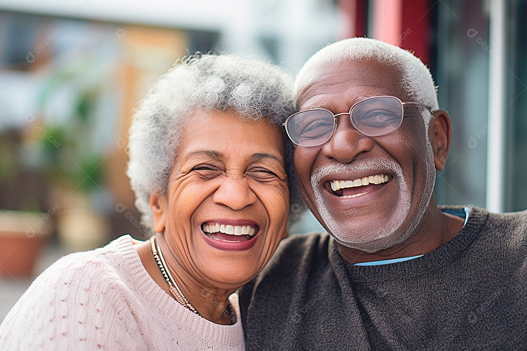Casal de africanos sorrindo abraçados