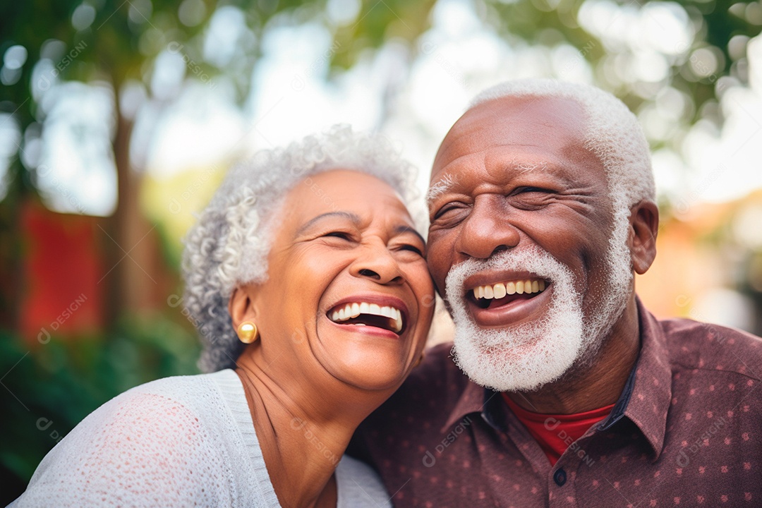 Casal fofo de idosos abraçados
