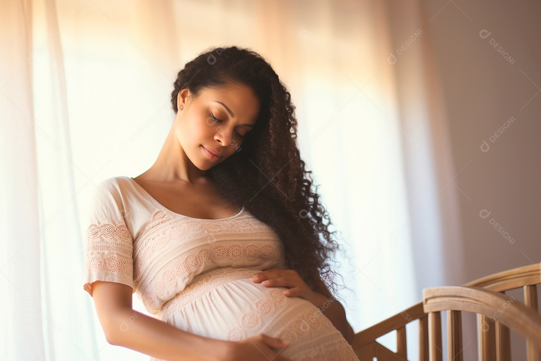 Gestante linda acariciando sua barriga