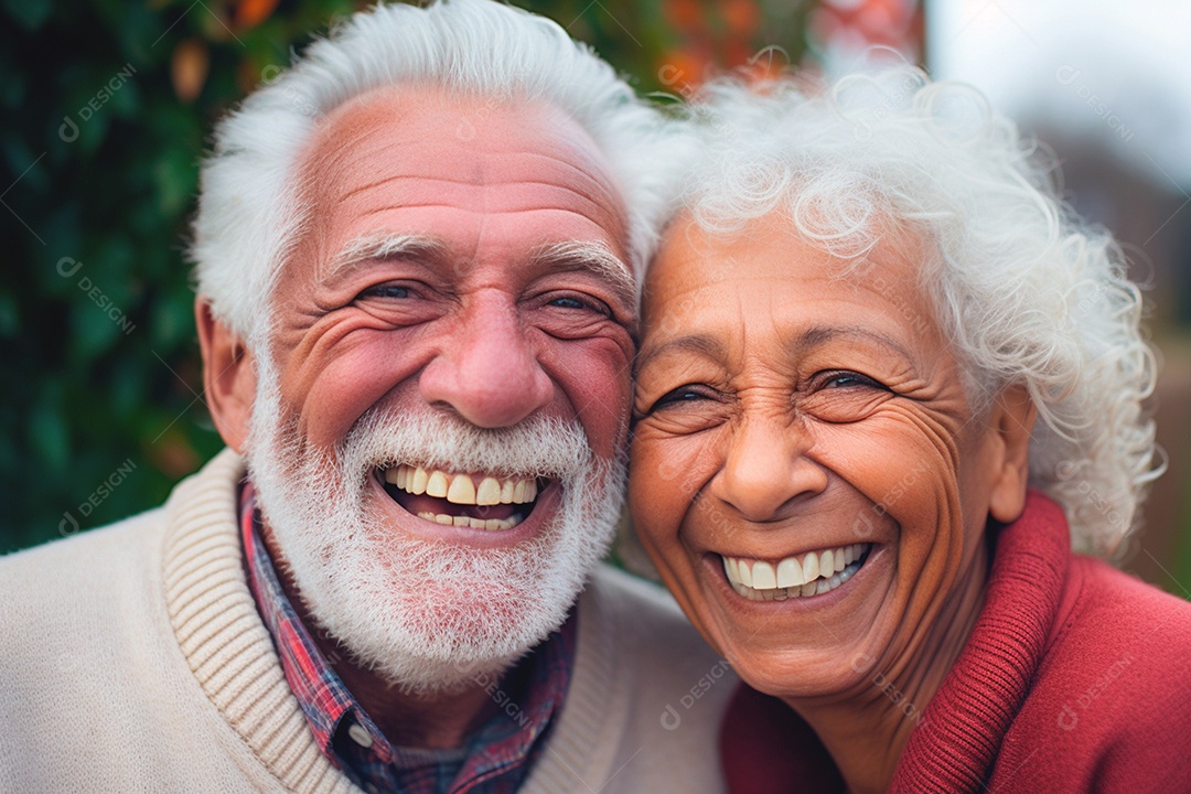 Casal lindo de idosos contente