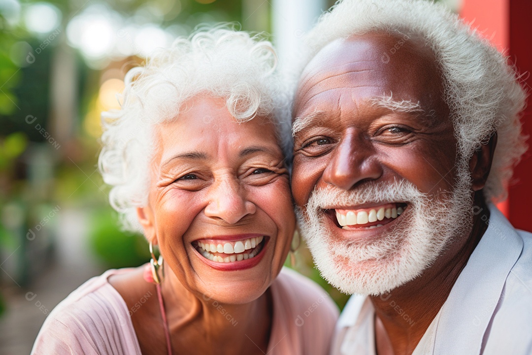 Casal de idosos felizes e contente abraçados