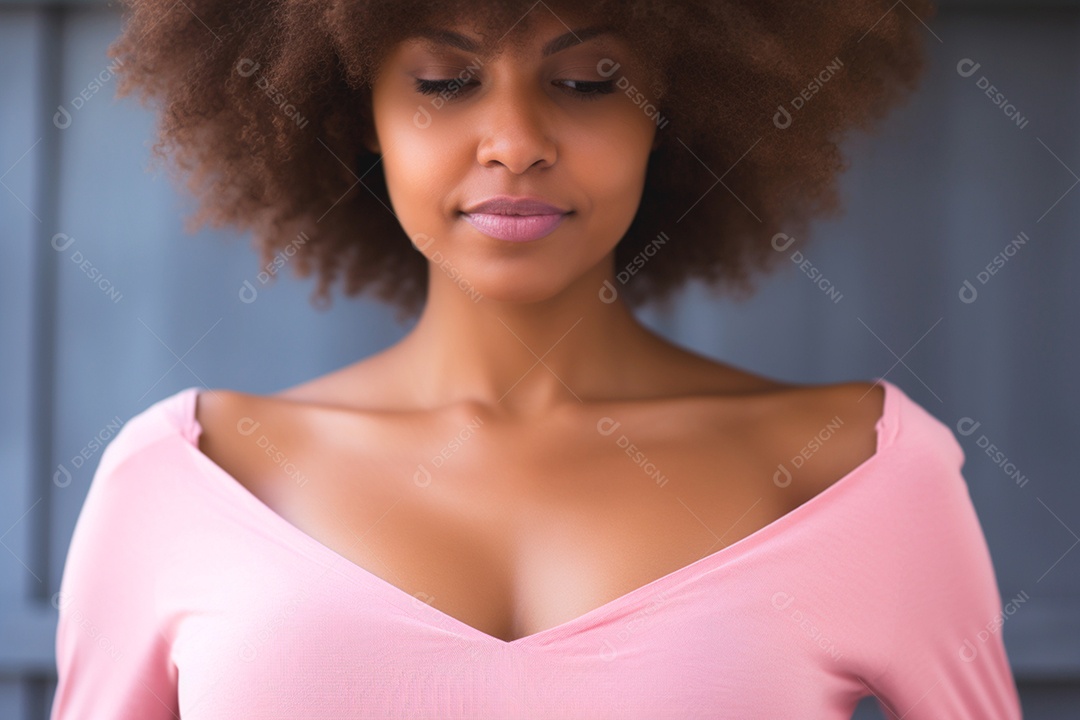 Mulher vestida de rosa combate o câncer de mama durante a conscientização de outubro