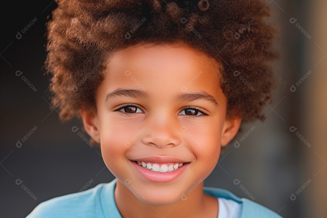 Lindo menino moreno sorrindo