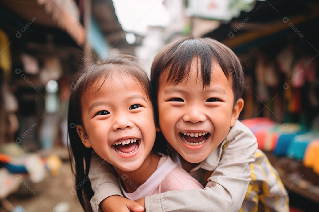 Crianças alegres brincando comemorando com energia o Dia das Crianças