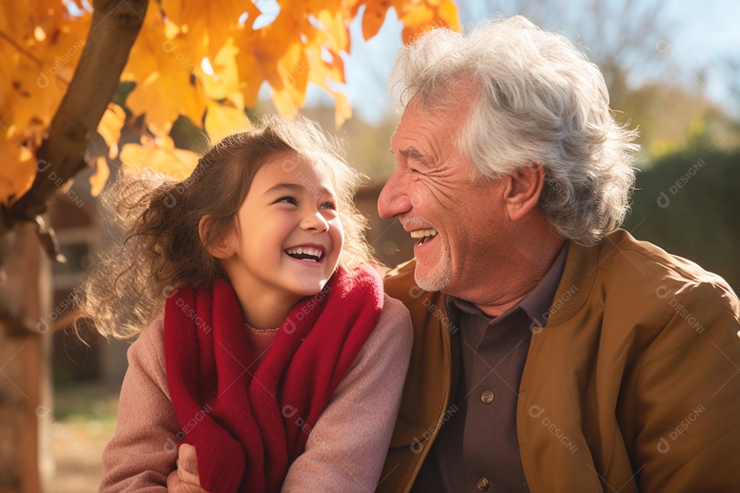 Um vovô cuidadoso brincando com sua netinha linda