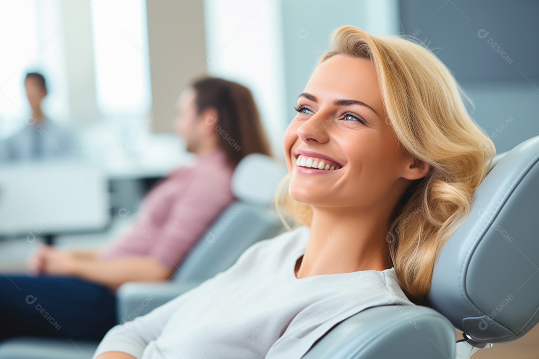 Mulher encantadora com sorriso impecável em ambiente odontológico