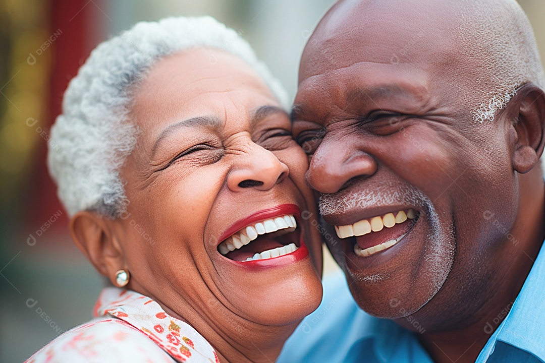 Um lindo casal de idosos felizes e apaixonodos