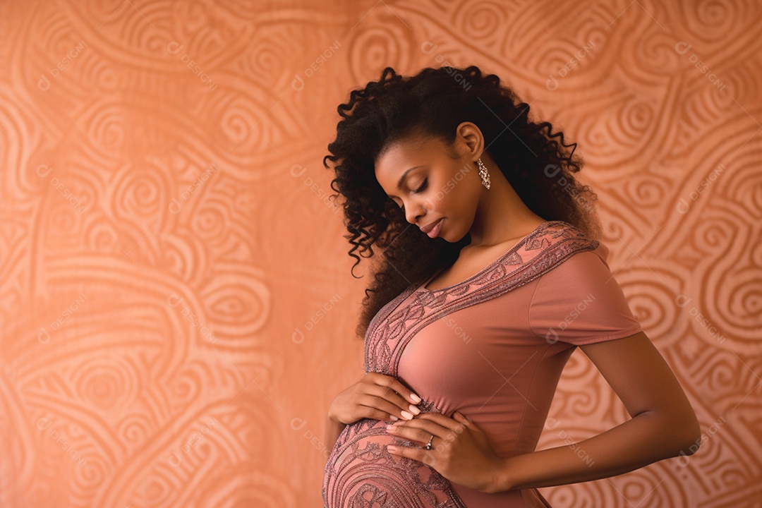 Uma mulher grávida com mãos na barriga