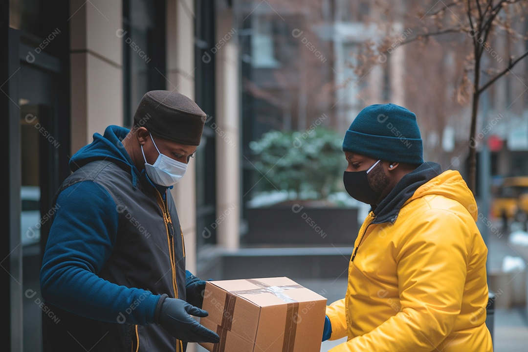 Entregador fazendo entrega de encomenda