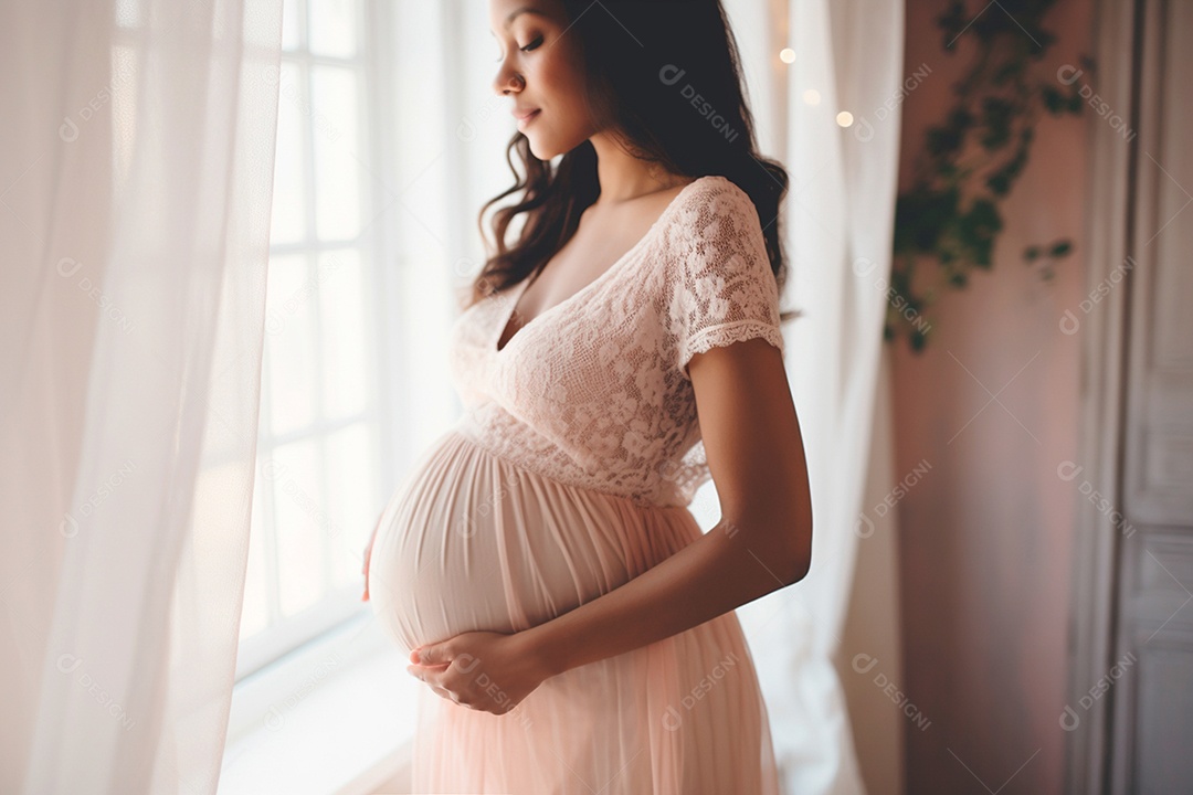 Uma grávida linda com mãos na sua barriga