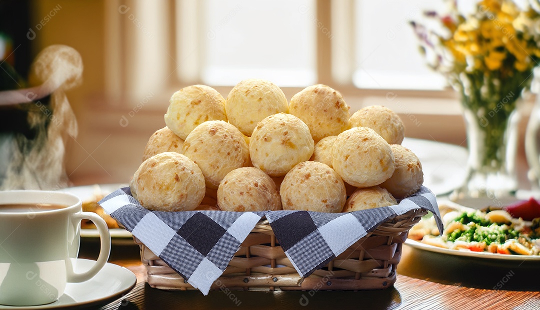 Café da manhã cesta pão de queijo