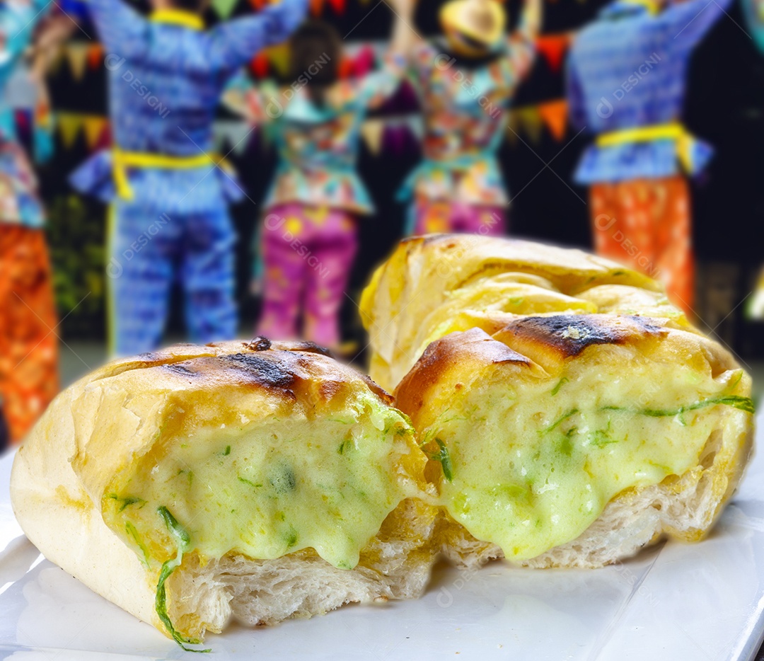 Pão de alho assado em tábua de madeira