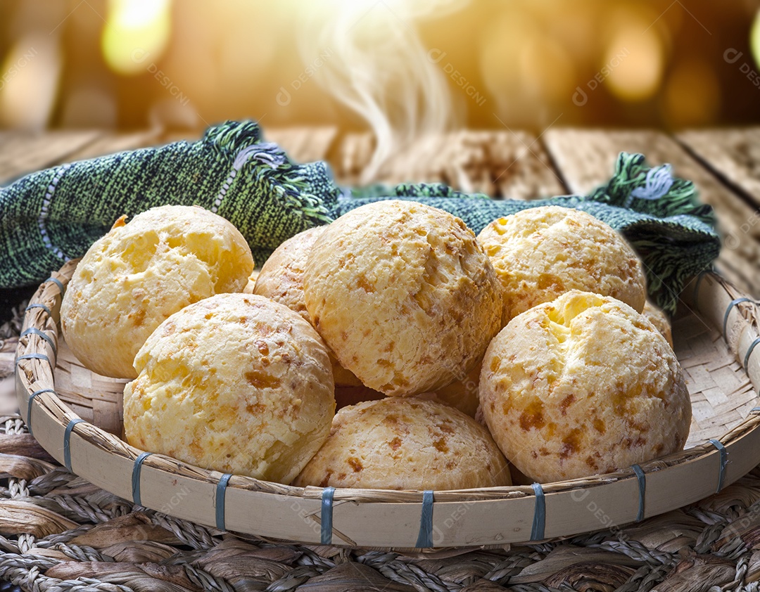 Pão de queijo rústico sobre mesa de madeira