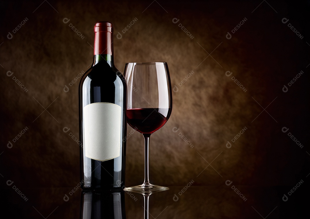 Garrafa de vinho com taça ao lado