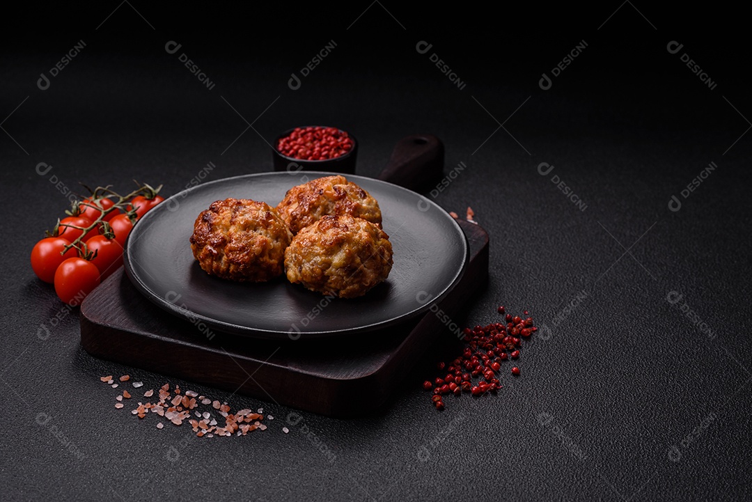 Deliciosas costeletas de peixe picado frito fresco com especiarias e ervas sobre um fundo escuro de concreto