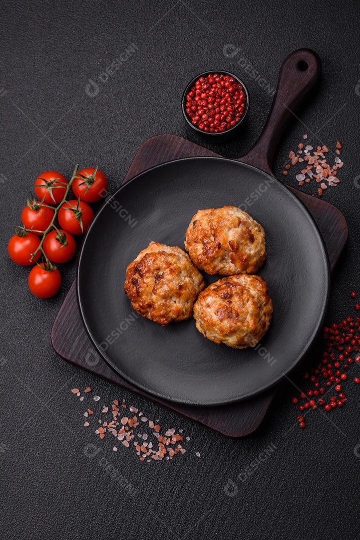 Deliciosas costeletas de peixe picado frito fresco com especiarias e ervas sobre um fundo escuro de concreto