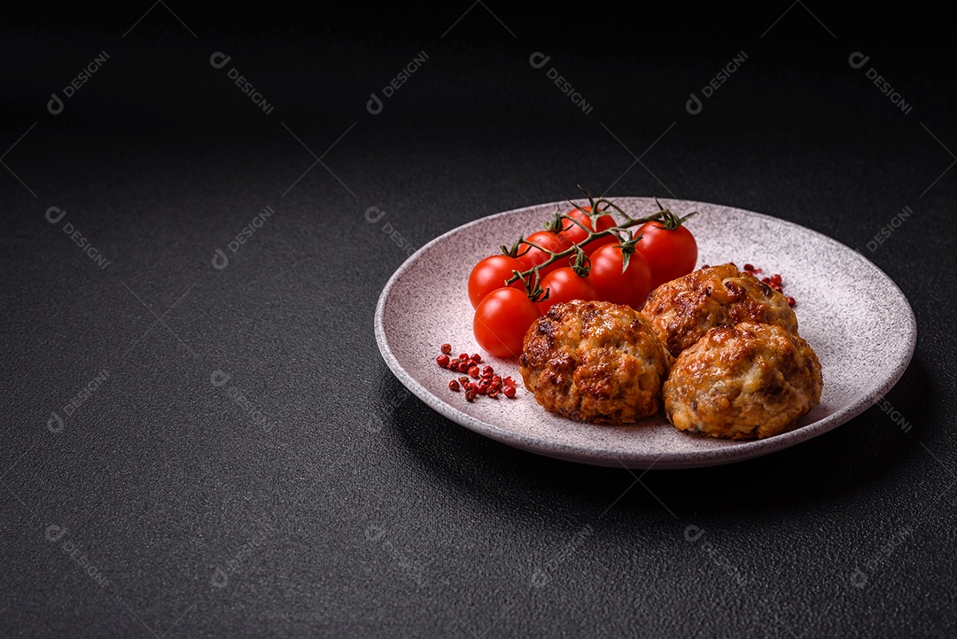 Deliciosas costeletas de peixe picado frito fresco com especiarias e ervas sobre um fundo escuro de concreto