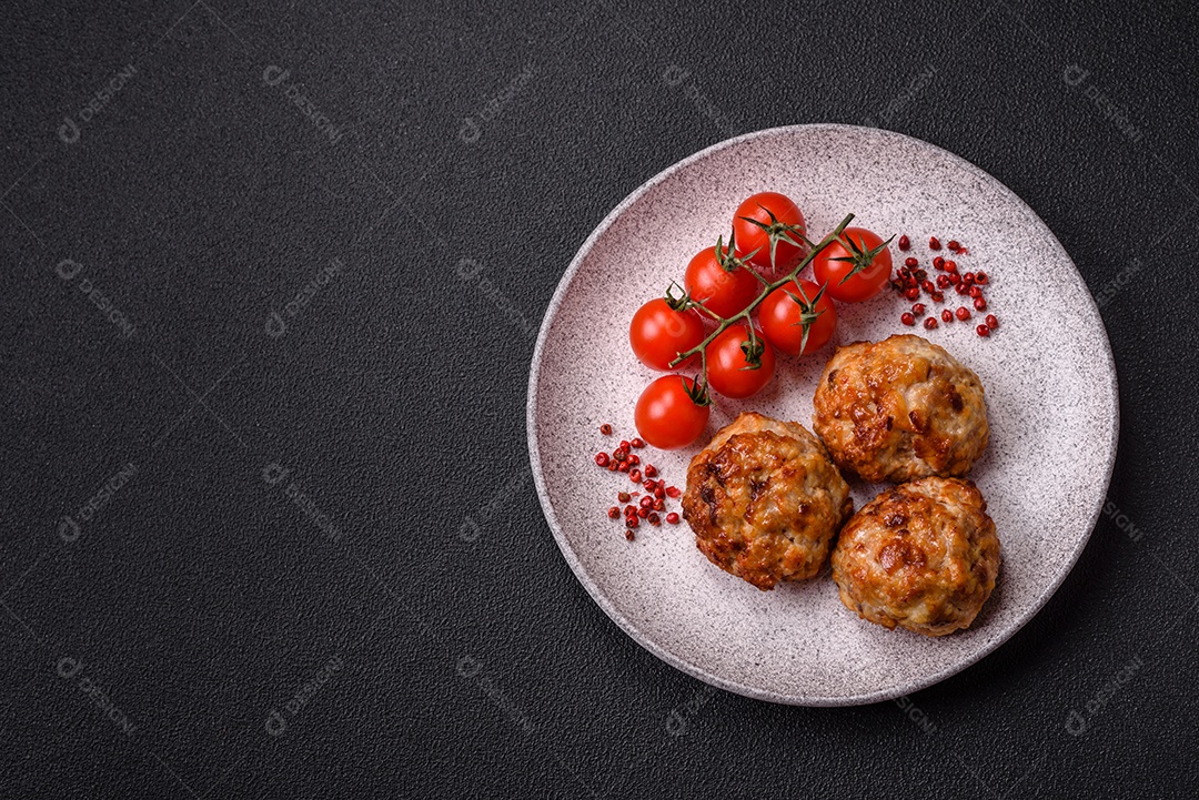 Deliciosas costeletas de peixe picado frito fresco com especiarias e ervas sobre um fundo escuro de concreto