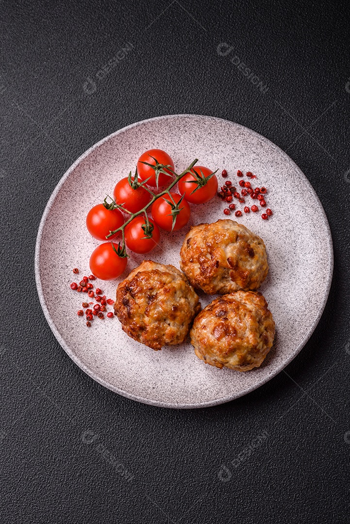 Deliciosas costeletas de peixe picado frito fresco com especiarias e ervas sobre um fundo escuro de concreto