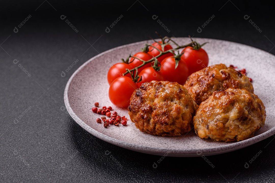 Deliciosas costeletas de peixe picado frito fresco com especiarias e ervas sobre um fundo escuro de concreto