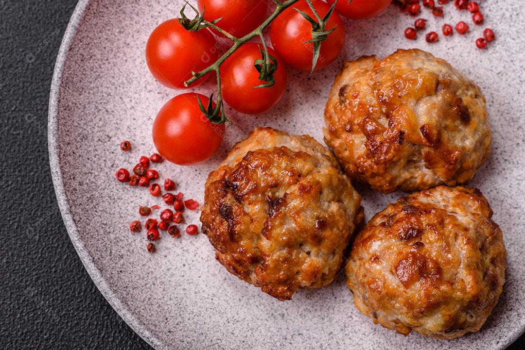 Deliciosas costeletas de peixe picado frito fresco com especiarias e ervas sobre um fundo escuro de concreto