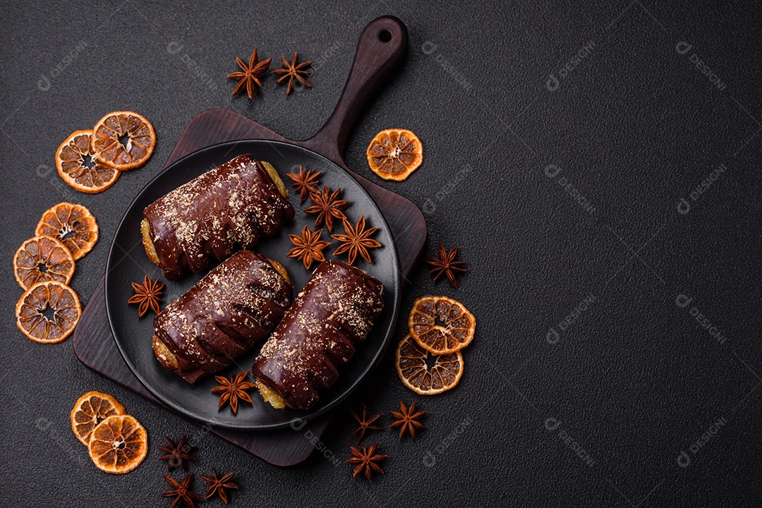 Deliciosos bolos de chocolate doce com recheio de frutas e granulados em uma placa de cerâmica sobre um fundo escuro de Bolos comida alimento doce chocolate granulados sobre mesa concreto Fotos Imagens JPG