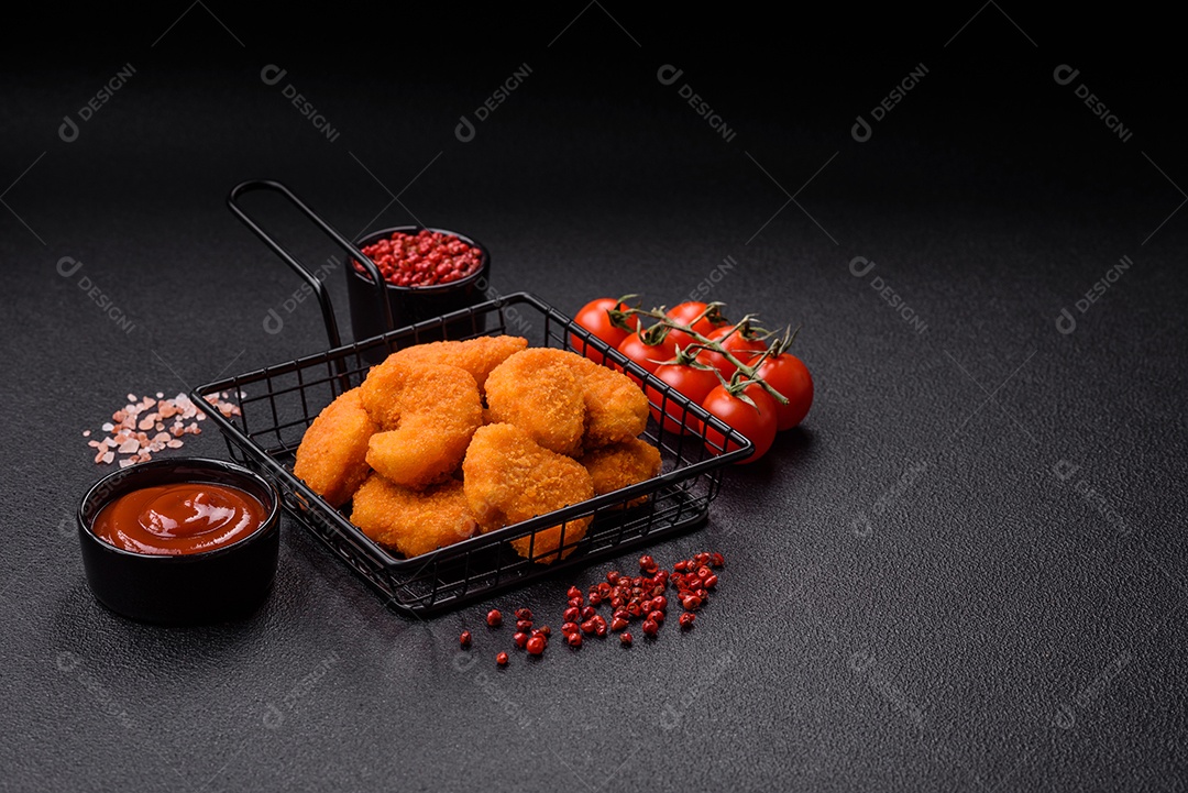 Deliciosos nuggets de frango crocantes frescos em um fundo escuro de concreto. Alimentos não saudáveis, fast food