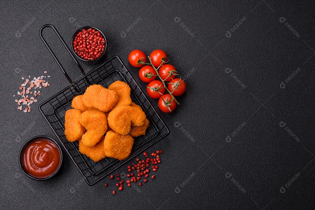 Deliciosos nuggets de frango crocantes frescos em um fundo escuro de concreto. Alimentos não saudáveis, fast food