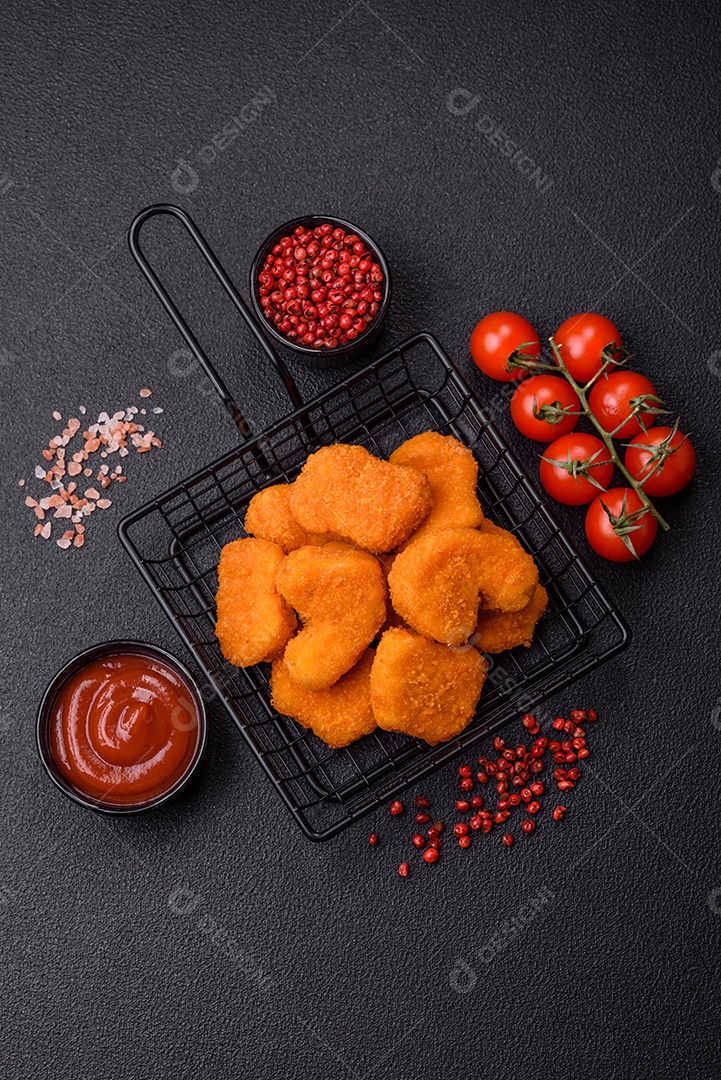 Deliciosos nuggets de frango crocantes frescos em um fundo escuro de concreto. Alimentos não saudáveis, fast food